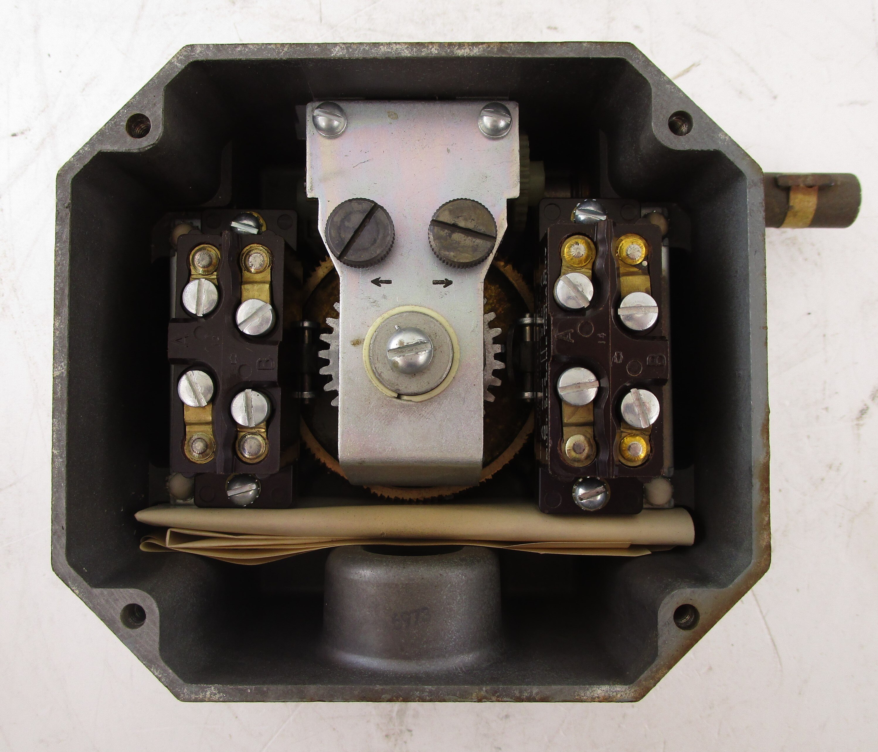 10316H168A CUTLER-HAMMER, LIMIT SWITCH 600V MAX, BULLETIN 10316, RATIO 535:1, 2NO & 2NC CONTACTS, TWO 10316H89A CONTACT BLOCKS. 10316H168