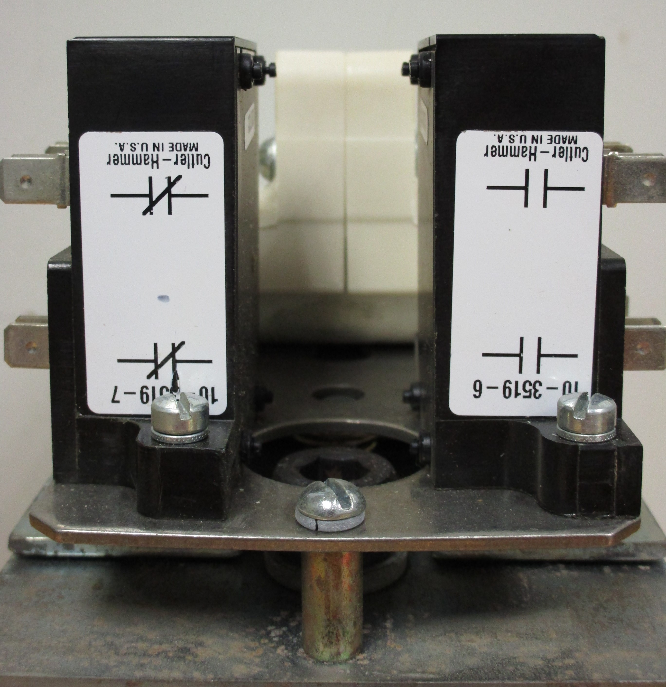 6702ED584-2: CUTLER HAMMER DC CONTACTOR, 1100A 1000VDC 115VDC COIL